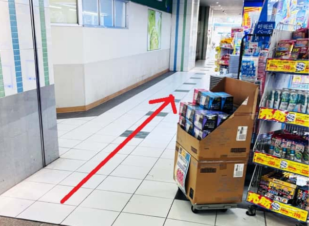 ②マルエツとマツモトキヨシの間を直進します。