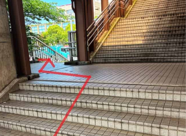 ③右手側の階段を抜け、歩道に出ます