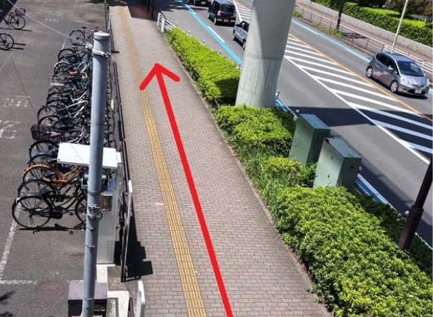 ④歩道に出たら左手に進みます