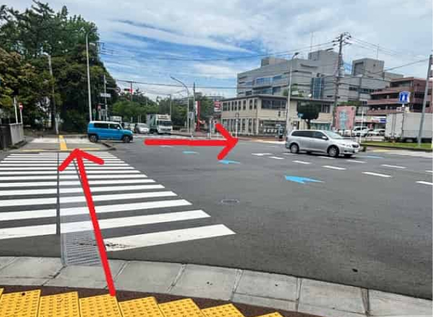 ⑤右手奥にローソンが見えますので、そちらに進みます