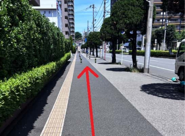 ⑥直進していくと、赤い建物が見え、到着です。
