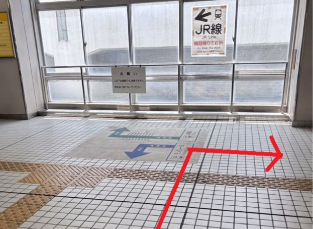 ①改札を出たら右手に進みます