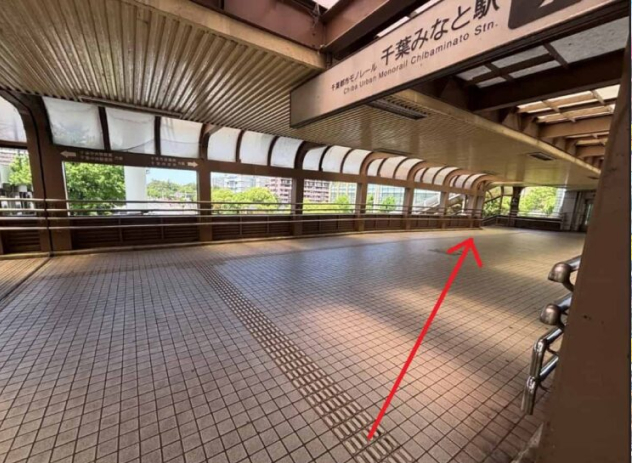 ②右手奥の階段を下ります