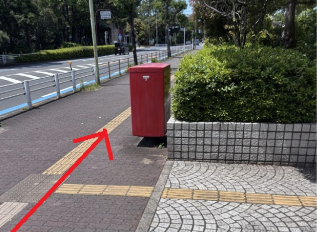 ③直進し、交差点に出るのでJRからの道と同じように進みます