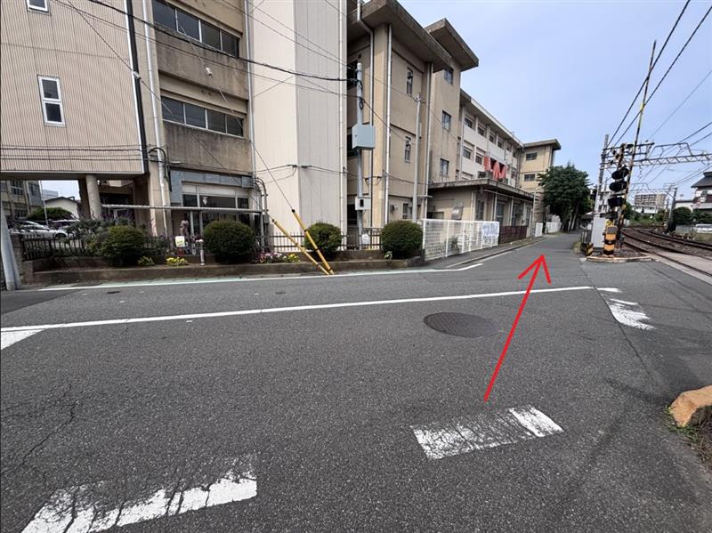 ①改札を出たら、線路沿いを直進します