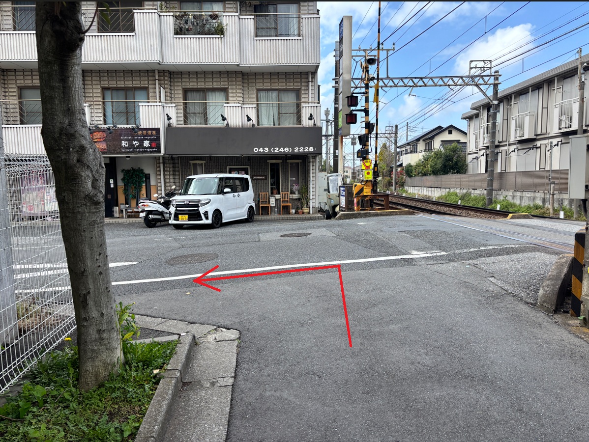 ②突き当たりを左折します 