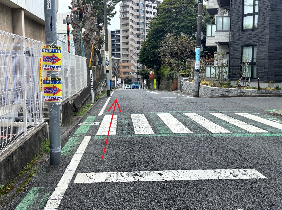 ③下り坂をそのまま直進します"