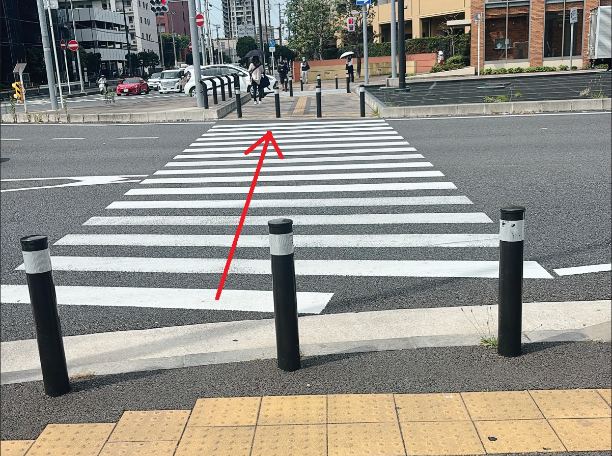 ⑤信号を渡って直進すると、右手に弊社の入るビルがございます